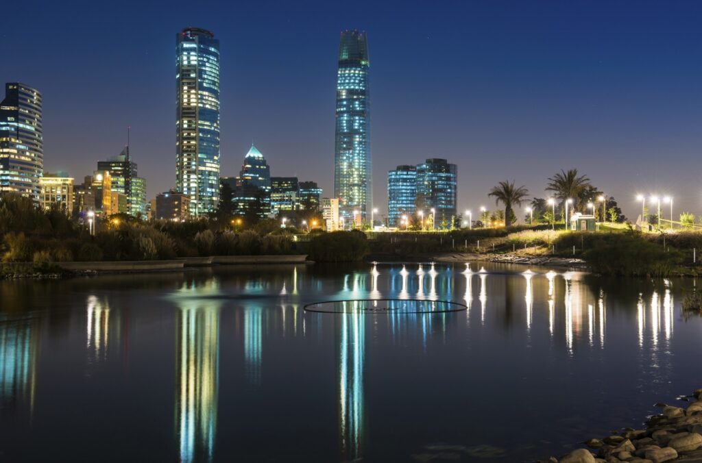 "Iluminación Inteligente” logra un ahorro de energía del 73,7% en plazas de Vitacura