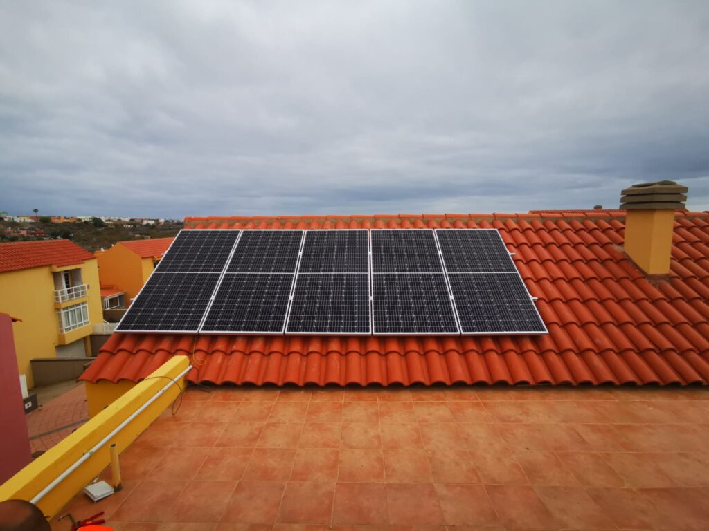 Tejado con paneles solares en La Pardilla (Telde)