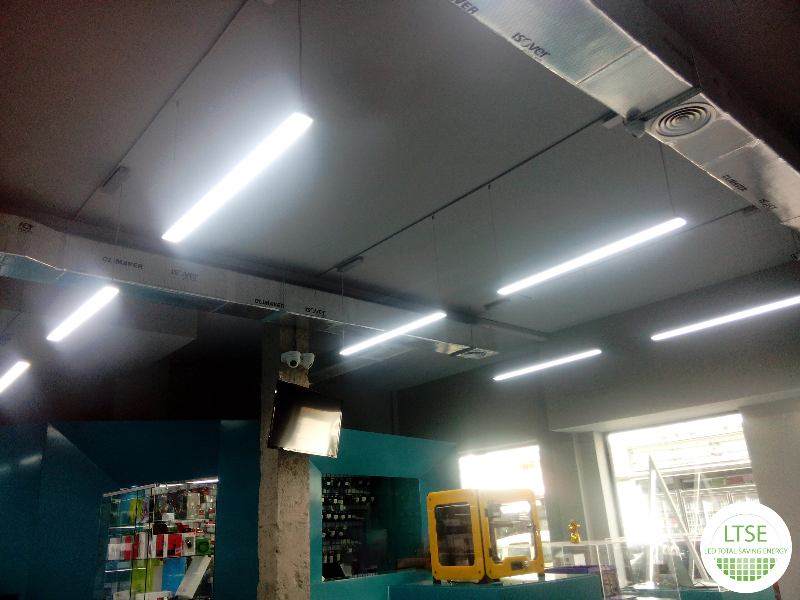Lineal LED Aluminio instalado en suspensión tienda informática Canarias