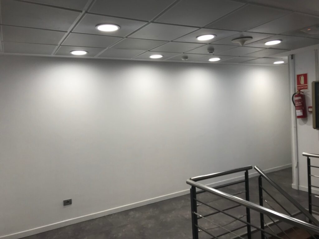 Iluminación downlight LED en oficinas Canarias