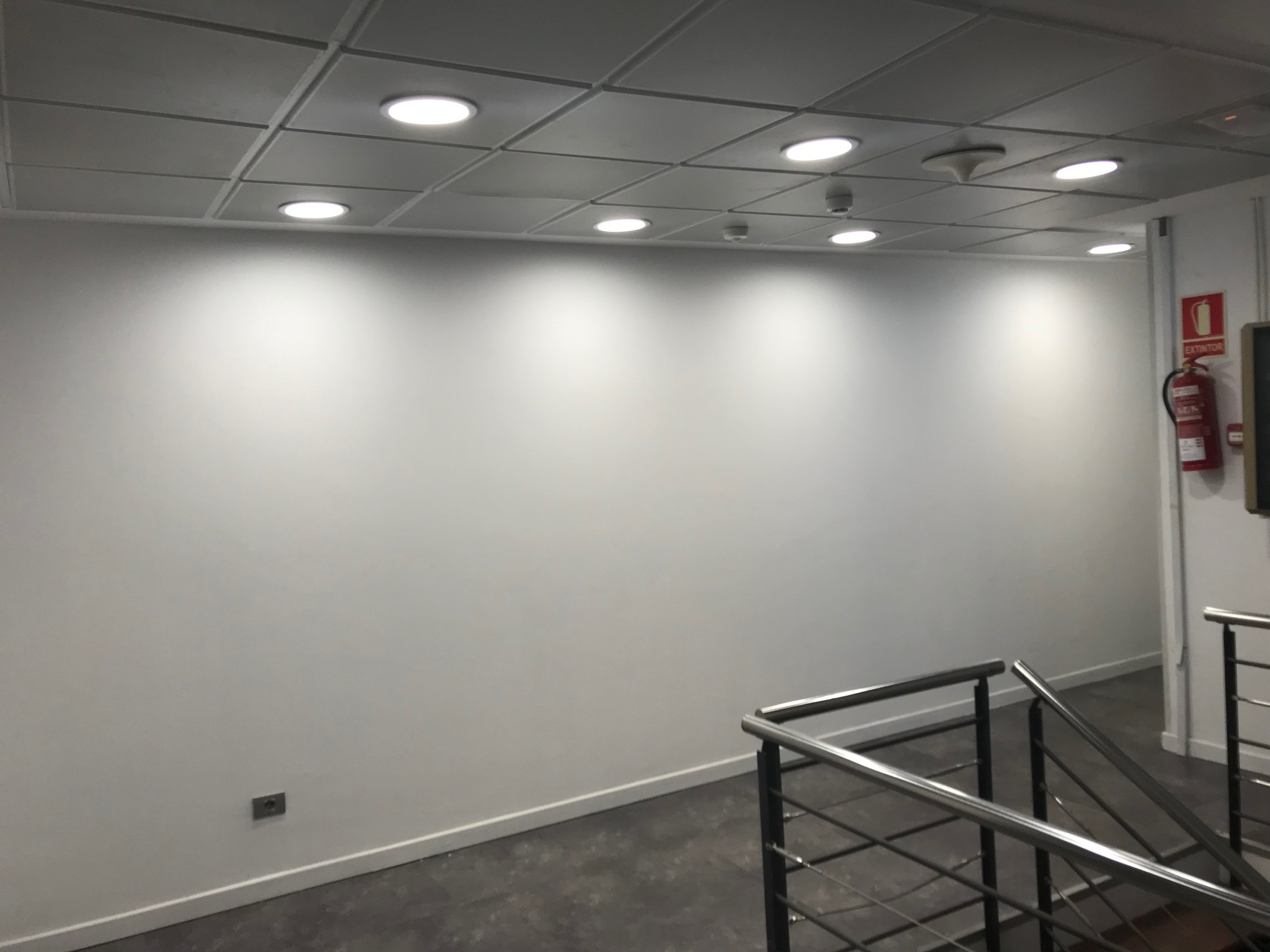 Iluminación downlight LED en oficinas Canarias