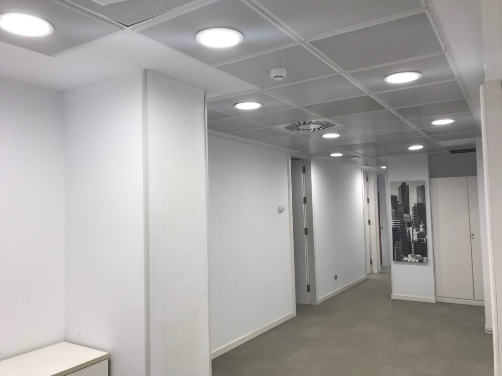 Instalación de Downlights Compactos LED en interior de oficinas en Las Palmas de Gran Canaria