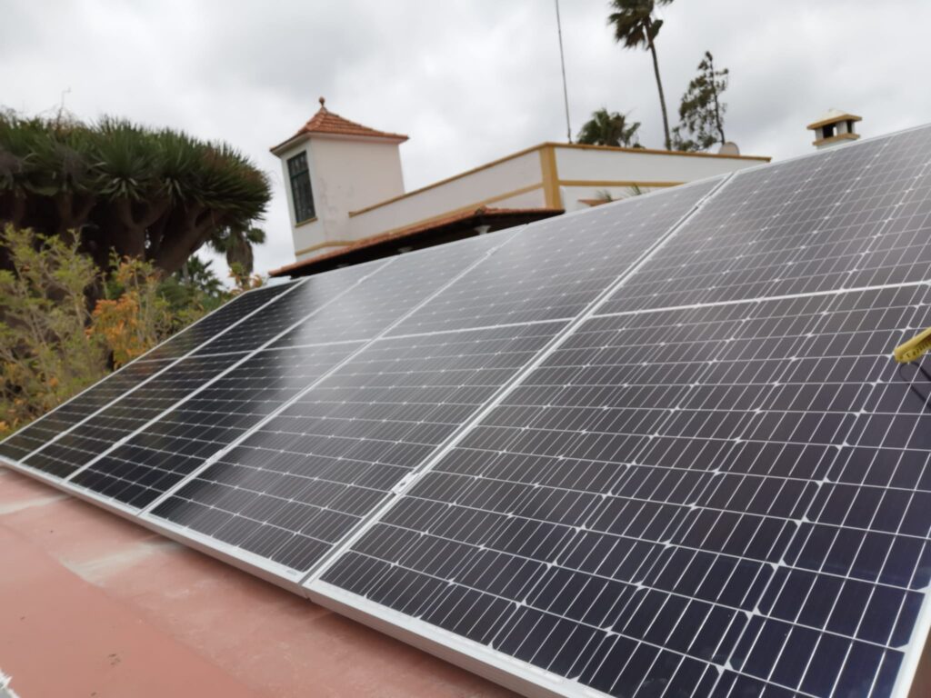 Placas solares vivienda unifamiliar en Santa Brígida.