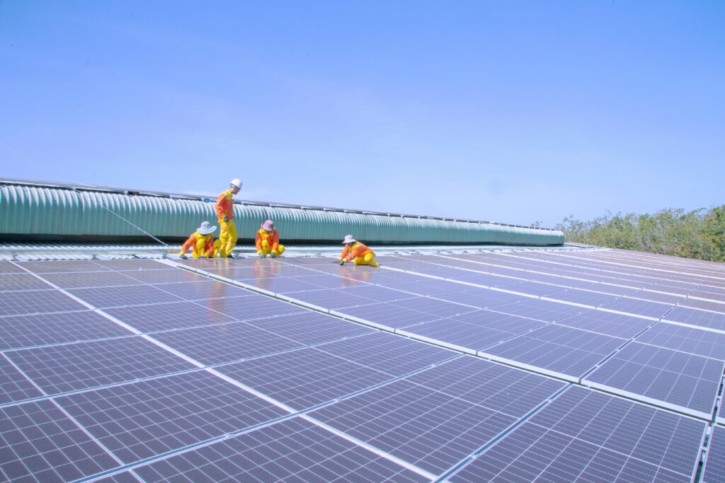 Equipo de instalación de placas solares en Canarias