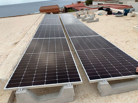 Instalación paneles solares sobre estructura Ennovablock en Gran Canaria