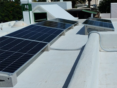 Paneles solares en urbanización La Suerte
