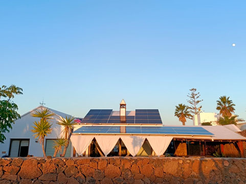 Instalación placas solares Penas Blancas Lanzarote