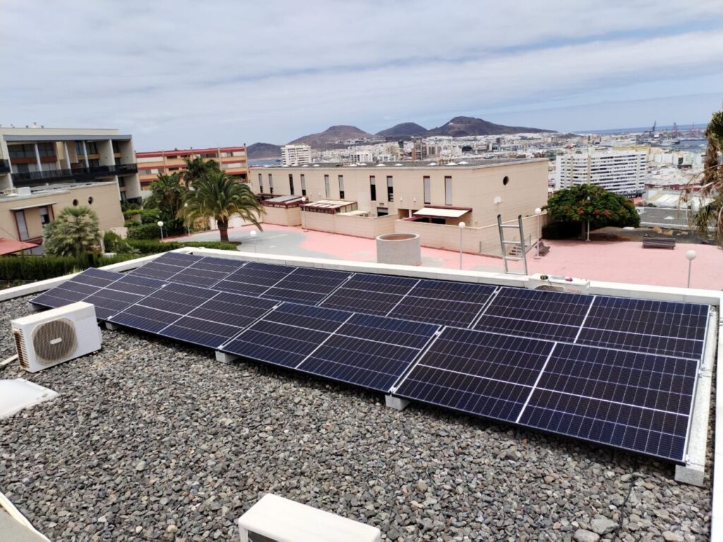 Paneles solares en tejado en Canarias