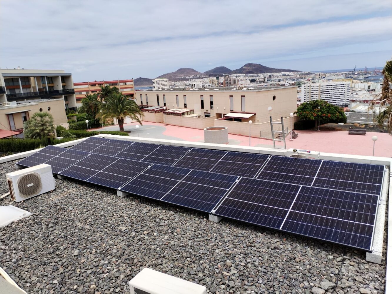 Paneles solares en tejado en Canarias