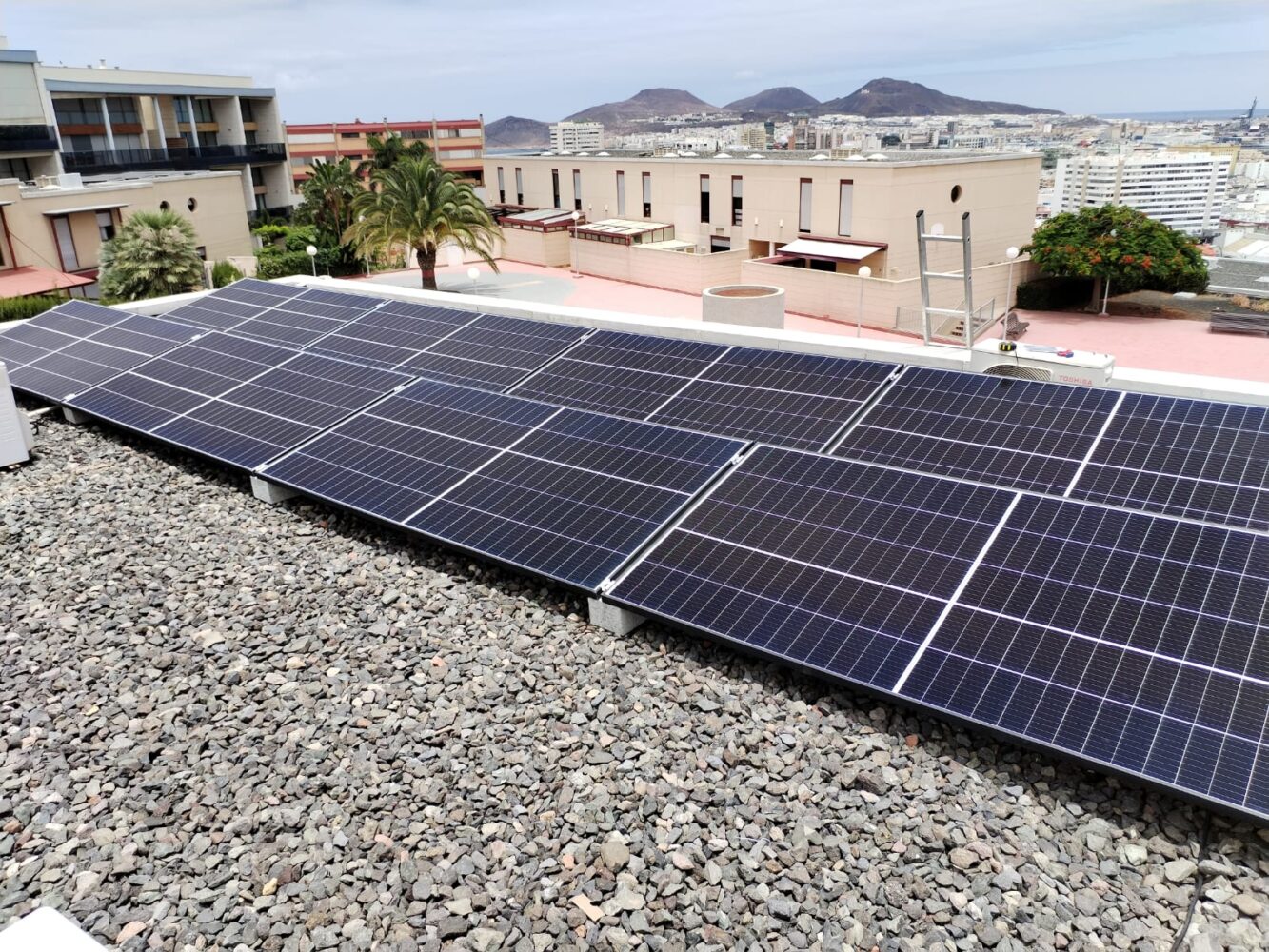 Paneles solares en tejado en Canarias