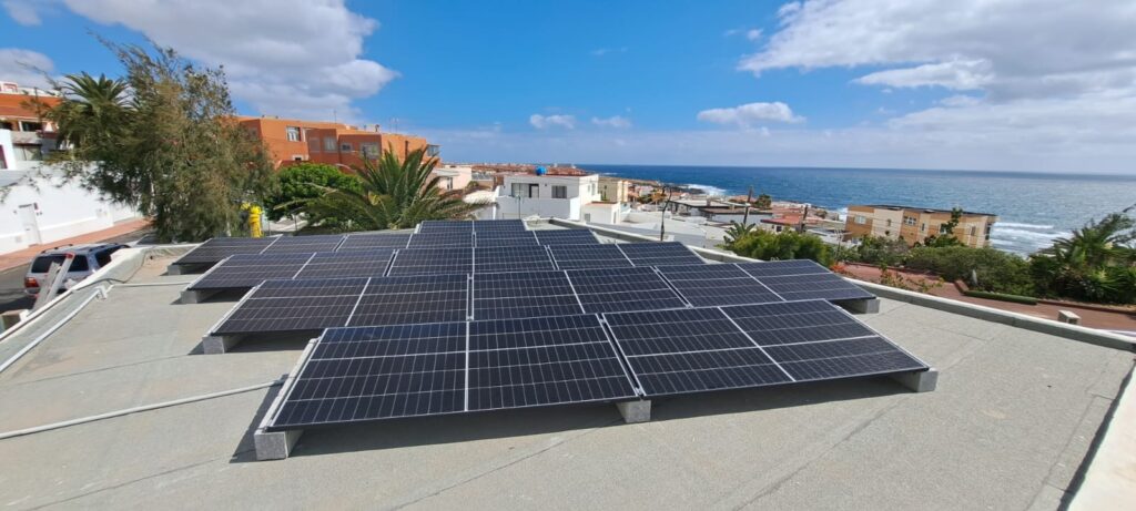 Paneles solares elevados