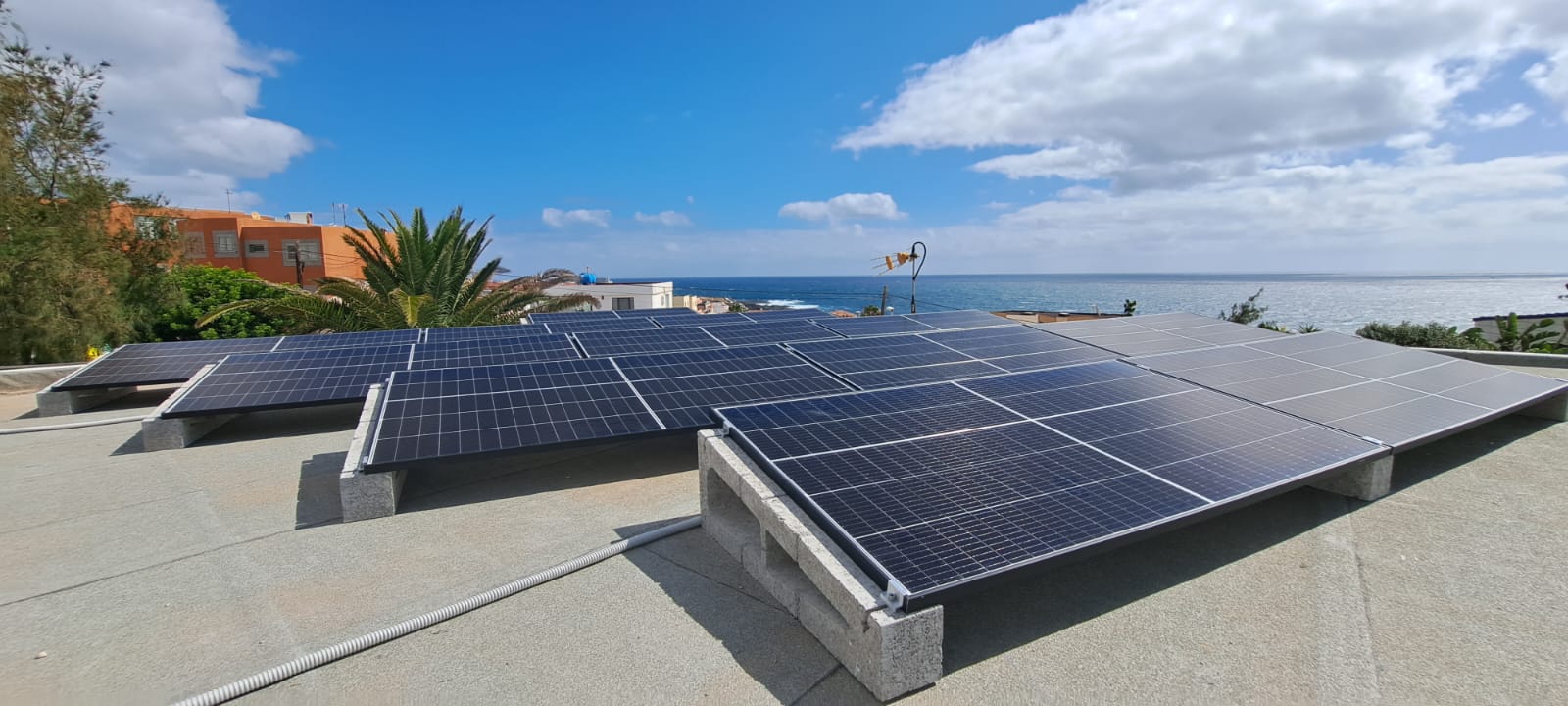 Paneles solares elevados