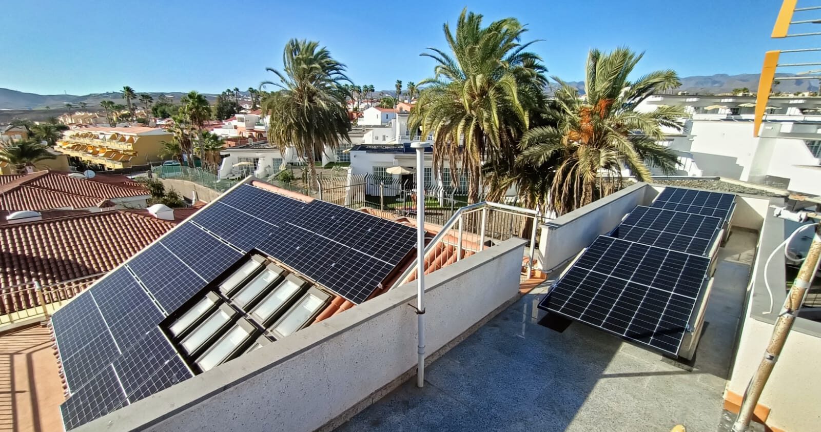 Placas solares en tejado inclinado