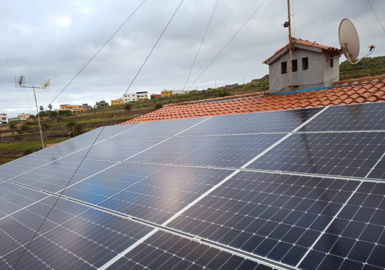Paneles solares en tejado en Huertas de Mimosa