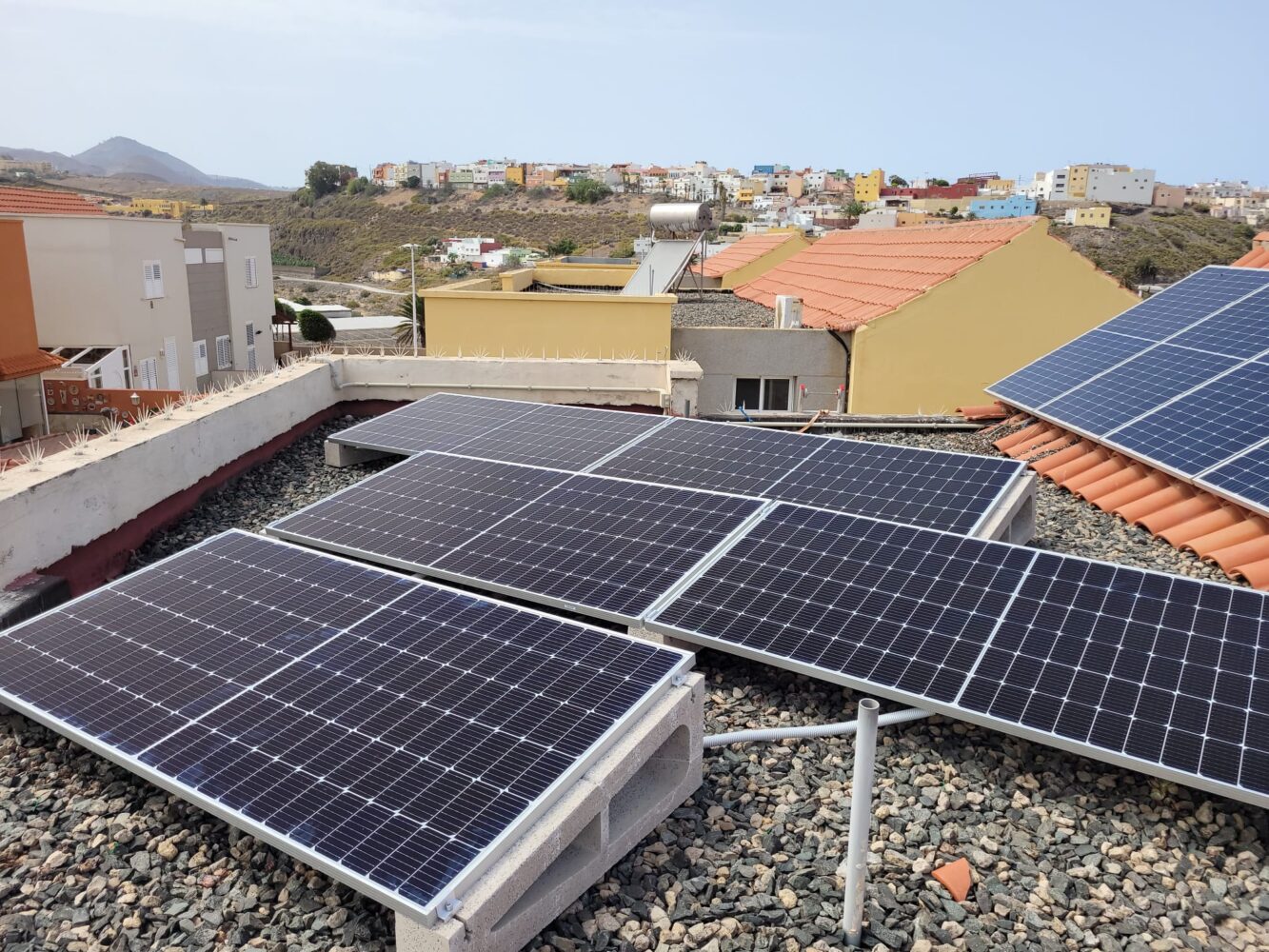Paneles solares en tejado