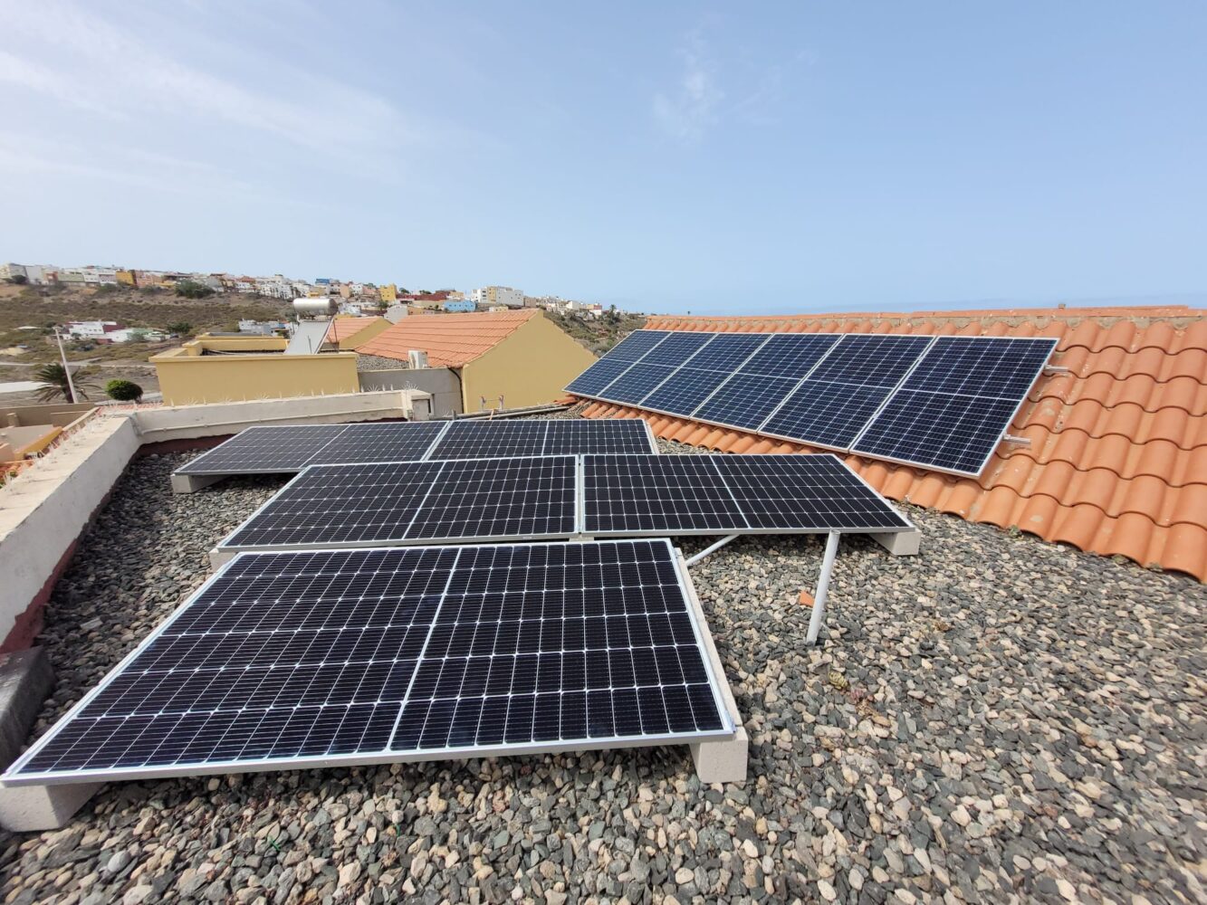 Paneles solares en tejado